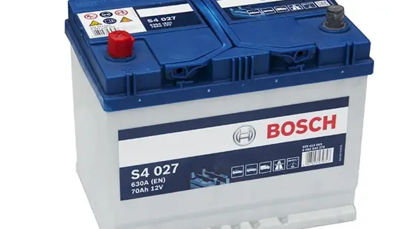 Akumulator Bosch S4 027 70Ah 12V. Zastanawiasz się, ile wytrzymuje akumulator? Ten model zapewni Ci niezawodność.