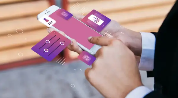 Dłonie trzymające smartfon z ikonami aplikacji, sugerujące funkcjonalność dual standby.