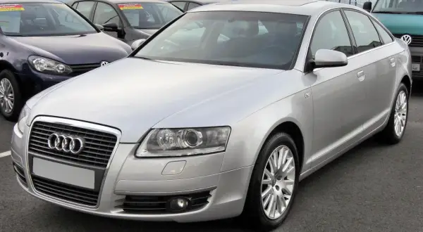 Srebrne Audi A6 C6 2.7 TDI na parkingu. Elegancka limuzyna z charakterystycznym grillem i felgami.