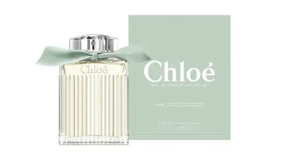 Elegancka butelka Chloe EDP z miętową wstążką i pudełkiem. Zapach z nutą organicznej róży.