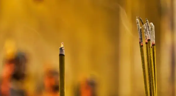 Czy kadzidełka to grzech? Zrozumienie ich religijnego znaczenia