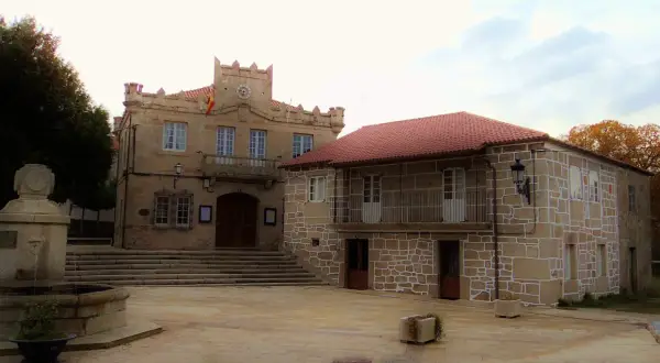 Ayuntamiento y fuente en la plaza de Rodeiro. Un lugar con encanto que ver en Rodeiro.