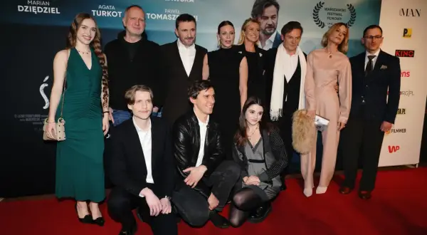 Najlepszy obsada filmu na czerwonym dywanie. Aktorzy i aktorki pozują do zdjęć, prezentując swoje stylizacje.