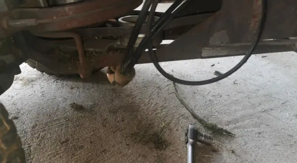 Husqvarna: Wymiana paska w traktorku? Zrób to sam, bez serwisu!