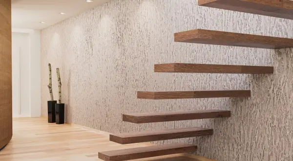 Moderne Treppe mit Holzstufen vor einer Wand in Wischtechnik. Zwei Birkenäste in schwarzen Vasen ergänzen das Ambiente.