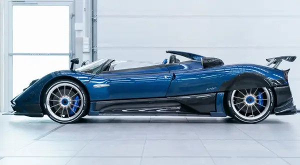 Pagani Barchetta blu, un capolavoro di ingegneria e design, con dettagli in fibra di carbonio e cerchi sportivi.