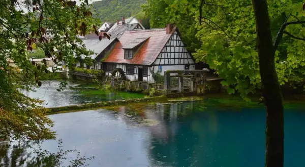 Idyllisches Fachwerkhaus am blauen Quellsee, ein malerisches Motiv für Ausflugsziele BW.