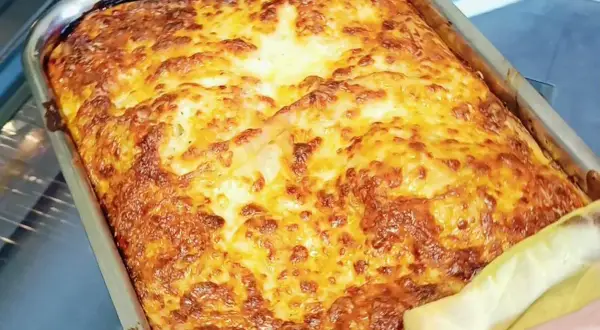 Lasagne maison dorée et gratinée, prête à être dégustée. Un délice pour la conservation des bons moments.