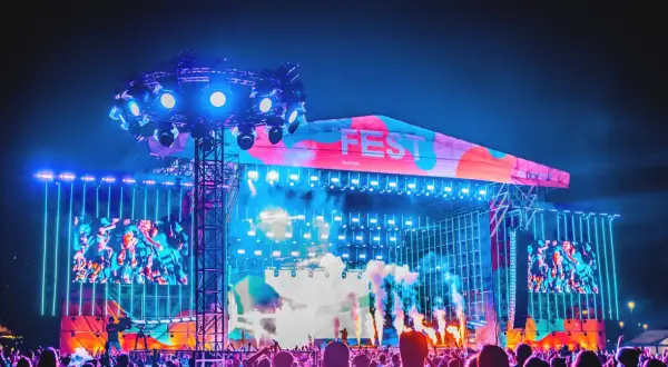Koncertowa noc na festiwalu, gdzie światła, dym i tłum tworzą atmosferę jednego z najbardziej imprezowych miast w Polsce.