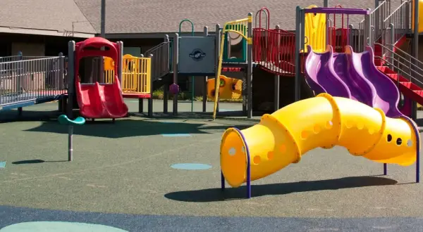 Bunter Spielplatz in Burscheid indoor mit Rutschen, Tunnel und Klettergerüst.