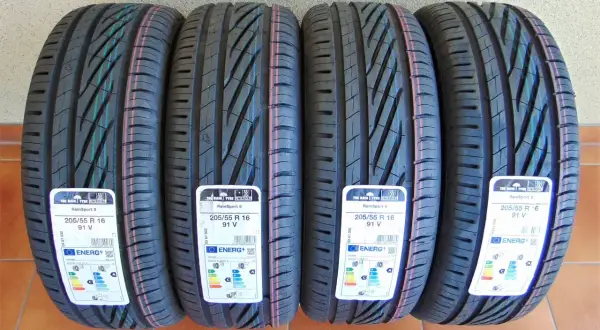 Cztery nowe opony Uniroyal RainSport 5 o rozmiarach 205/55 R 16 91V, z etykietami energetycznymi.