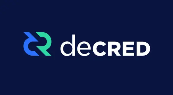 Das Logo von Decred, einer Kryptowährung, mit dem stilisierten "DR"-Symbol in Blau und Grün neben dem weißen Schriftzug "decred".