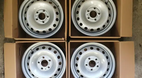 Cztery nowe felgi stalowe do Nissan Primastar, zapakowane w kartony, gotowe do montażu.