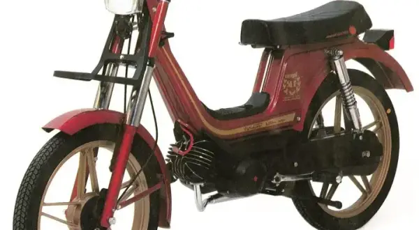 Un ciclomotor Derbi Variant rojo con detalles dorados, un clásico entre los **derbi variant modelos**.