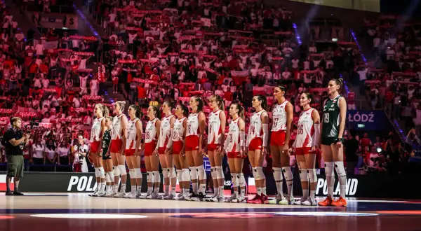 Polskie siatkarki przed meczem siatkarskich mistrzostw świata kobiet. Tłum kibiców w biało-czerwonych barwach.