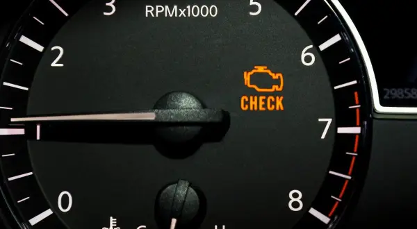 Luz de advertencia del motor encendida en el tablero de un p251a Ford Transit.