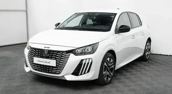 Biały Peugeot e-208 z czarnymi detalami, elegancki i nowoczesny, gotowy na miejskie wyzwania.
