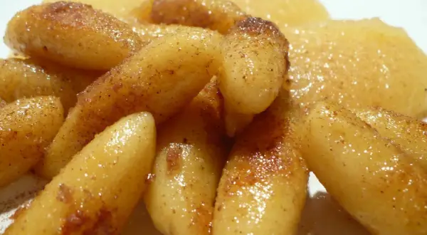 Schupfnudeln mit Zimt und Zucker, ein süßer Genuss, der Kindheitserinnerungen weckt.