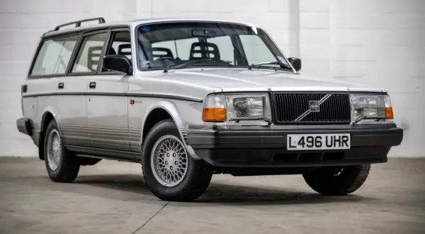 Silver Volvo 240 Torslanda kombi, en klassiker från Sverige, står redo för nya äventyr.