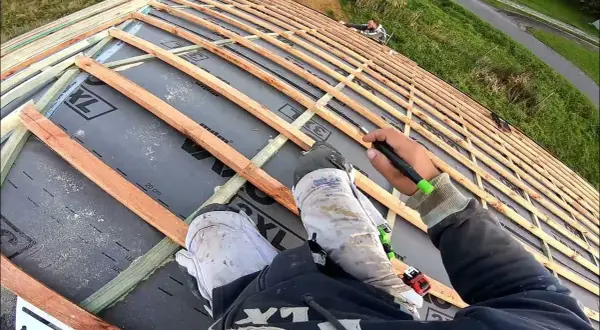 Jak ułożyć dachówkę karpiówkę: 5 kroków do perfekcyjnego dachu