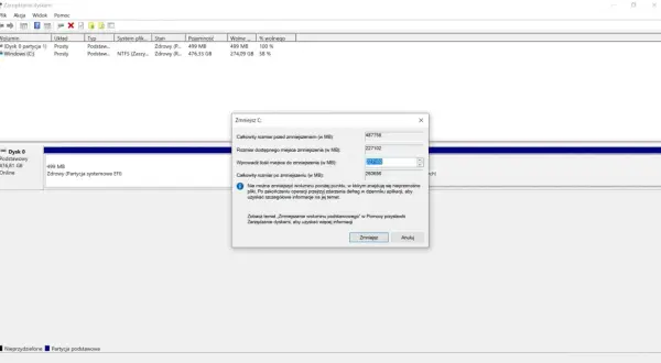 Zarządzanie dyskami w Windows 11: okno "Zmniejsz C:" pokazuje, jak podzielić dysk na partycje, wprowadzając ilość miejsca do zmniejszenia.