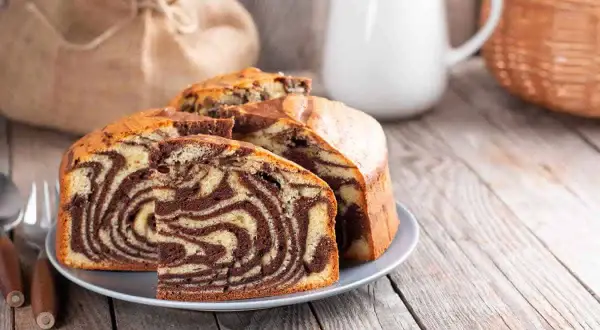 Gâteau marbré, parfait pour une recette gâteau facile et originale. Les tranches révèlent un motif zébré appétissant.
