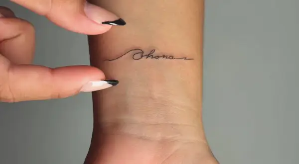 Delikatny tatuaż nutka na nadgarstku. Symbolizuje miłość do muzyki i pasję.