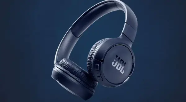 Casque JBL bleu, prêt pour l'appairage. Son design épuré et sa couleur profonde invitent à l'immersion sonore.