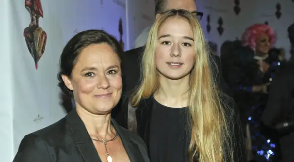 Pernilla August med sitt barn på en tillställning.