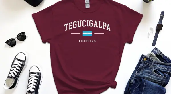 T-shirt z napisem Tegucigalpa, Honduras. Obok czapka, okulary, trampki, jeansy i smartwatch.
