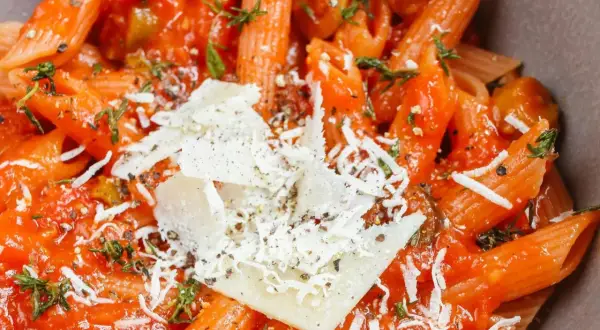 Penne w sosie pomidorowym z oliwkami i parmezanem. Idealny przepis na makaron z sosem, który zachwyci każdego.