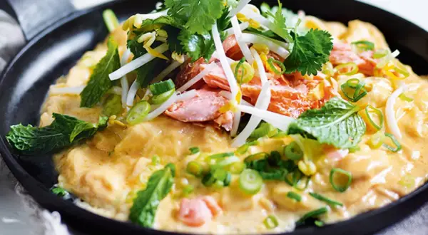 Leckeres Lachs-Omelett mit Sojasprossen und Minze – perfekt für das **Essen bei warmen Wetter**.