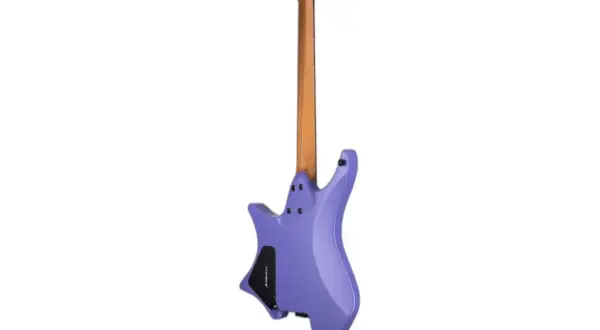 Fioletowa gitara elektryczna, idealna do nauki gry na gitarze elektrycznej. Jej nowoczesny kształt i drewniany gryf zachęcają do ćwiczeń.