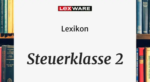 Lexikon-Eintrag "Steuerklasse 2" mit Hinweis auf Kinderfreibetrag. Bücherregal im Hintergrund.