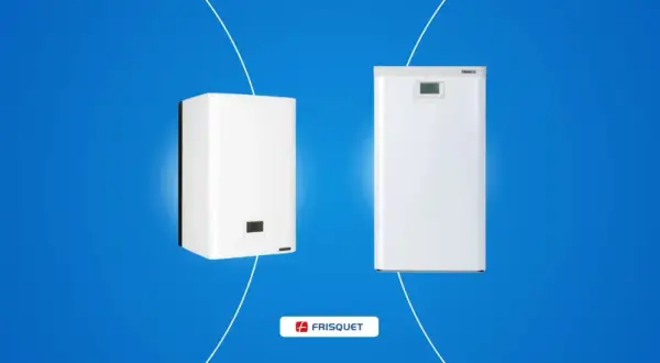 Deux chaudières Frisquet, l'une compacte, l'autre plus haute, sur fond bleu. Avis sur la chaudière Frisquet : efficacité et design.