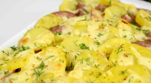 Perfekcyjna zapiekanka ziemniaczana z kiełbasą: przepis i porady