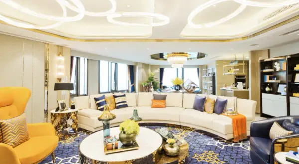 Elegancki salon w stylu glamour bez kiczu. Złoto subtelnie podkreśla luksus, nie przytłaczając. Uważaj na nadmiar błyskotek.