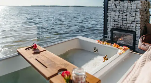 Relaks w wannie z widokiem na wodę, płatki róż i kominek. Idealne mielno atrakcje dla dorosłych szukających spokoju.