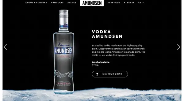 Szklana butelka Amundsen vodka na lodzie, z opisem 6x destylowana, idealna do drinków.