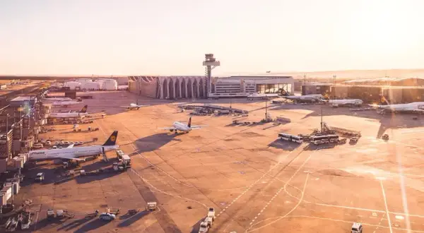 Jak skutecznie poruszać się po lotnisku we Frankfurcie? Wskazówki i transport