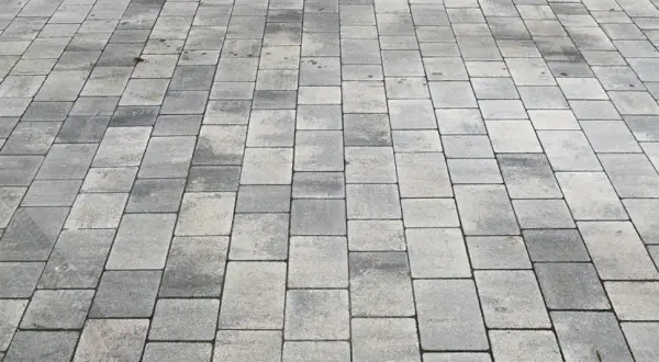 Jak ułożyć kostkę brukową bez zagęszczarki – proste kroki i porady
