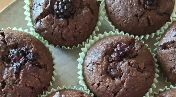 Schokoladige Himbeer-Schoko-Muffins mit saftigen Beeren, bereit zum Genießen.