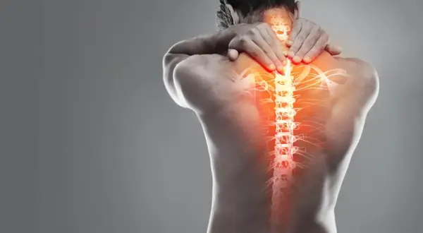 Uomo con mani sul collo e schiena, evidenziata la colonna vertebrale con zone rosse di dolore, indicando una contrattura dorsale.