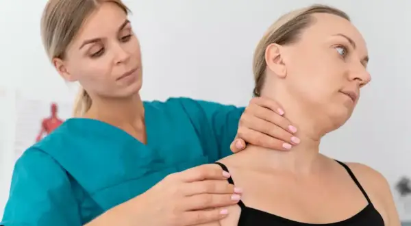 Neurologiczne objawy skręcenia szyi: Kiedy iść na SOR?