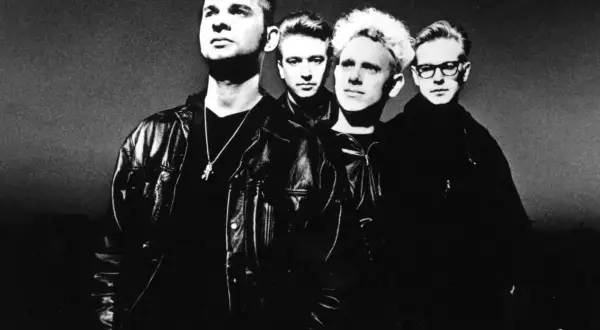 Czterech mężczyzn w skórzanych kurtkach, jakby gotowi do wykonania kolejnych niezapomnianych depeche mode utworów.
