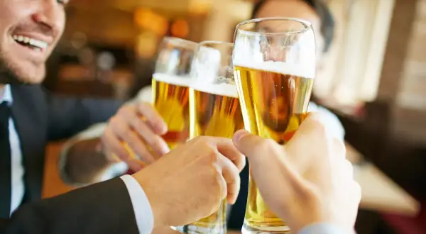Czy alkohol tuczy? Sprawdź, jak wpływa na Twoją wagę i zdrowie