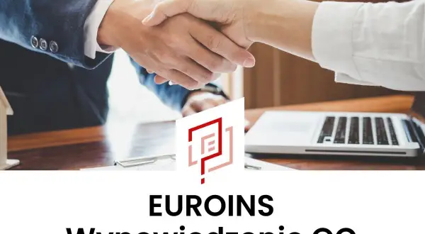 Dwie osoby ściskają sobie dłonie nad biurkiem z laptopem i logo Euroins.