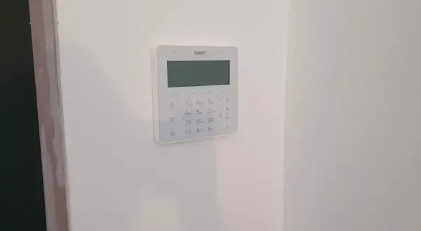 Panel alarmowy Satel z klawiaturą i wyświetlaczem, gotowy do współpracy z czujnikami magnetycznymi.