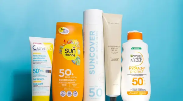 Fünf Sonnencremes, die keinen weißen Film hinterlassen. Mit LSF 50+ für optimalen Schutz.