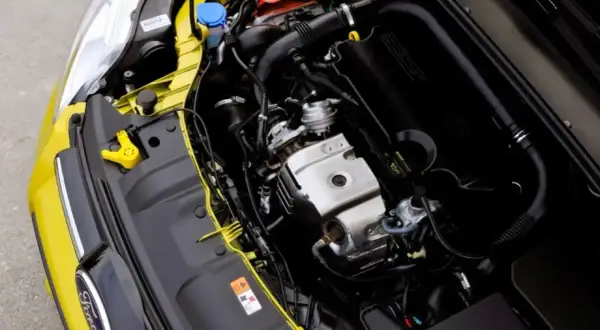 Silnik Ecoboost w żółtym Fordzie, gotowy do drogi.